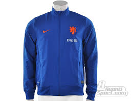 Ook het trainingspak van het nederlands elftal is de laatste jaren erg populair. Nike Dutch Squad Sdln Woven Warm Up Nike Nederlands Elftal Trainingspak Avantisport Nl