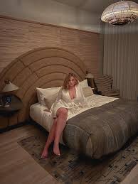 Iwell i guess this would be a good time to announce that i have something v  exciting coming for u this weekend :)