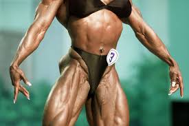 Kulturistka sundala podprsenku a ukázala záda jako letiště | Káóčko