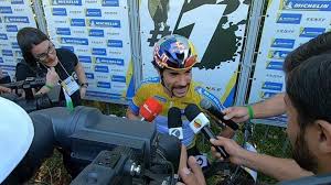 Martin vidaurre kossmann hängt im ziel über seinem lenker, atmet tief durch und schüttelt den kopf. Cimtb 2020 Domingo Dia Do Xco Primeira Etapa Em Araxa