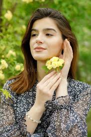 Bella Chica Delgada Con Flor Corona En La Cabeza Mirando Hacia Adelante  Sonriendo. Imagen de archivo