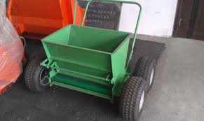 The manual sand spreader divides the sand equally over the synthetic grass field. China Manual Sand Spreader For Artificial Grass China Sand Spreader Sport Surface