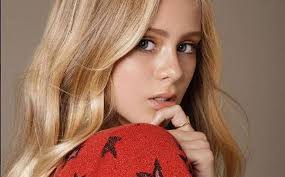 Is she single or dating a boyfriend? Loreto Peralta Es Identica A Su Mama Y Esta Foto Es La Prueba