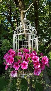 Decorer Le Jardin Avec Objets De Recuperation Cage A Oiseaux Pendue Flower Garden Design Flower Garden Garden Art