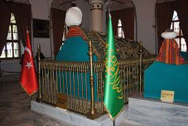 Türbe kare bir bina olarak planlanmış. Orhan Gazi Turbesi Bursa Turkiye Seyahat Travel Orhan Orhangazi Turbe Bursa Turkey Turkiye Seyahat Bursa Camii