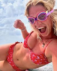 Ella Knott's Instagram, Twitter & Facebook