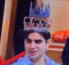 ✨Aaron: “Rey al cuadrado” ✨Priscila: “Rey al cubo por que ya son dos”  ✨Aaron: “Al cubo son 3 no?”