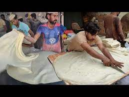 Pakistan S Biggest Rumali Roti Roll And Samosa Patti Manda Roti Making Street Food Of Karachi Youtube Roti Rumali Roti Samosa