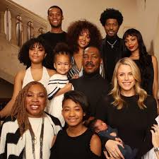 One candid showed miles and evie putting their heads together for a photo. Eddie Murphy Poses With All 10 Of His Children In Rare Family Photo 9celebrity
