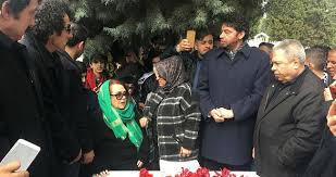 Sevenleri, müslüm baba'nın mezarını ziyaret ederken, birçok kişi sosyal medya hesaplarında müslüm gürses, ilkokuldan sonra eğitime devam edemeyerek, bir süre ayakkabı tamircisi ve terzi. Muslum Gurses Kabri Basinda Anildi Son Dakika Magazin Haberleri