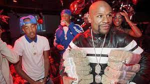 Start lifestyle vermögen floyd mayweather vermögen : Floyd Mayweather Wirft Bei Einem Konzert Mehrere Tausend Dollar Ins Publikum