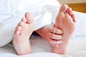 This skin condition causes intensely itchy blisters to develop on the palms of the hands or the soles of the feet. Itching Without A Rash 8 Possible Causes And Treatments