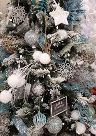 Arbre De Noel 2018 Bleu Poudre Blanc Argent Et Bois Realisation Manon Boisvert Pour Laf Decoration De Noel Bleue Sapin De Noel Blanc Sapin De Noel Original