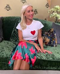 As the cohost of the broadway reality competition grease: Denise Van Outen On Twitter My Tee Shirt I M Wearing On Tonight S C4gogglebox Is From Daniellewindsor Shop Essex Supportinglocalbusiness