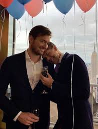 Christian eklund, fimpen kallad, som gjorde 17 säsonger på toppnivå i sverige och tyskland, däribland tio år i djurgården. Fredrik Eklund Million Dollar Listing New York Star Welcomes First Child Celebritytalker Com
