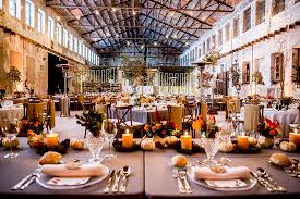 Además, las bodas de otoño se prestan como pocas al una puesta en escena con el estilo vintage como protagonista, ya que la caída de las hojas, el abanico de colores del paisaje y esa maravillosa luz a la hora de completar la decoración de tu boda tendrás que echar mano de tus complementos. 3 Propuestas De Decoracion De Bodas De Otono Con Calabazas Y Sello Made In Spain Tendencias De Bodas Magazine Blog