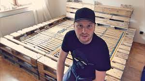 Anschließend streichst du das bett in deiner wunschfarbe. Doppelbett Selber Bauen Aus Europaletten Youtube