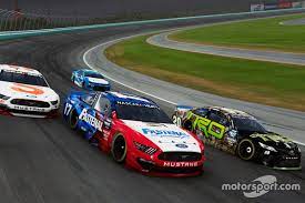 5 car looking to make a move on the leader in a recent enascar pro heat league race.image credit: Enascar Heat Pro League Returns For Second Season