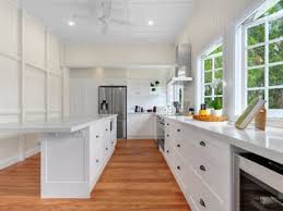 In cities like melbourne, they are the true heart of the home where family and friends love to linger while delicious meals are prepared and freshly baked pies and cakes sit cooling on wide kitchen benchtops. 75 Beautiful Country Kitchen Ideas Designs July 2021 Houzz Au