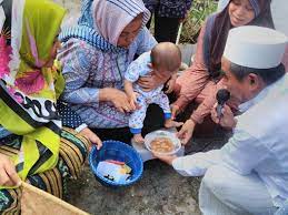 Untuk anak perempuan prosesi mencincang tidak berlaku, makanya saat menggendong bayi teungku inong tidak memegang pedang. Mudun Lemah Ajari Anak Bersedekah Sejak Dini Bangkitmedia