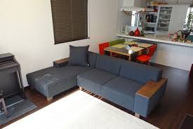 フランネルソファで人気のスタイリッシュなロータイプソファ 木肘の天板も オプションで設置可能な為 サイドテーブルにも最適です 肘も低く作られており 枕代わりにもなります ソファ フランネルソファ ソファ 木