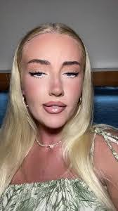 Elsa Mackenzie's Instagram, Twitter & Facebook