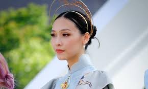 Hoa hậu Châu Á Canada người Việt nổi bật trong trang phục truyền thống của  NTK Trần Thiện Khánh