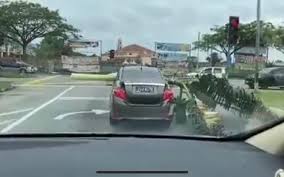 Apabila saya menggunakan gear 1 dan gear 2, saya. Bawa Pokok Pisang Dalam Kereta Rupa Rupanya Pemandu Ada 18 Saman Trafik Tertunggak Semasa Mstar