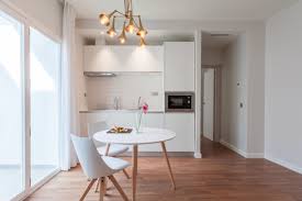 Ciò di cui necessita tale stanza dovrebbe essere un divanetto, una piccola libreria o un mobile basso per le riviste ed infine delle piante, per rasserenare l'ambiente. Come Arredare Una Cucina Piccola Casa Di Stile