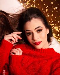 A @leticiax1 vai representar todas as mulheres que fizeram o ensaio de  Natal sozinha de uma forma bem blogueira.. Me surpreendi com a procura do  ensaio individual desse ano. E foi uma