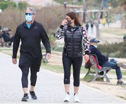 Αρχικά η έλενα μίλησε για την εμφάνισή της στην eurovision στο ρότερνταμ, για την οποία και δέχτηκε πλήθος αρνητικών σχολίων για το βάρος της: Elena Paparizoy O Antras Ths Zwhs Ths Andreas Kapsalhs Kai H Spania Emfanish Toy Zeygarioy