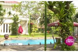 Dalam suatu gambar rumah mewah, penempatan letak gerbang masuk pagar harus ditentukan. Isi Rumah Mewah Nia Ramadhani Selain Halaman Seluas Lapangan Bola Halaman All Kompas Com