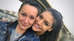 Kulcsár edina irigylésre méltó alakját és mosolyát szereti a kamera /fotó: Kulcsar Edina Szerint Az Anyjanak Gyakrabban Kene Sminkelnie Mert Ugy Jol Nez Ki 24 Hu