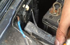 My windshield wipers are dead. Wire Identification Next To Battery Fuse Box Zdriver Com