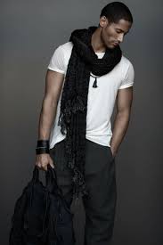 Vetement pour homme, costume en gris finition tissu irisé, chemise blanche, cravate noire, chaussures classiques lustrées noires avec des lacets, mouchoir pochette en noir et blanc. Tenue Chic Decontractee Pour Homme Pour Etre Dans L Air Du Temps