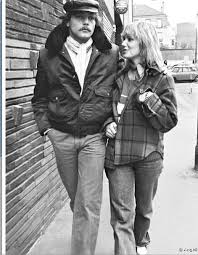 La comédienne partage l'affiche, avec camille chamoux et camille cottin, de la portrait et interview de l'actrice, célèbre pour son rôle dans « les valseuses » de bertrand blier, aux côtés de gérard depardieu et patrick dewaere. Miou Miou Patrick Deware Dewaere Stars De Cinema Actrice Francaise