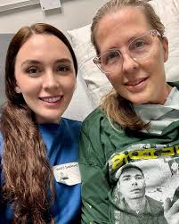 Wasn't sure how I'd feel going so light instead of the normal Wednesday  Addams look. But kinda reminds me of my teen years. 😊 kinda growing