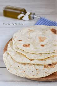 Già gli etruschi, che preferivano l'olio di oliva, ricorrevano allo strutto per la preparazione di un tipo di focaccia simile all'attuale piadina3. Piadina Con Olio Di Oliva Fatta In Casa Ricette Che Passione Ricette Piadina Cibo Squisito