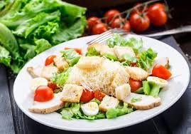 как приготовить салат цезарь с курицей в домашних условиях Salat Cezar S Belkovoj Smesyu Recept Salat Cezar Salaty Eda