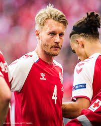 Der kapitän sorgte dafür, dass sein kollabierter freund die zunge nicht verschluckt und er tröstete dessen partnerin. D3uhdnyiyjfffm