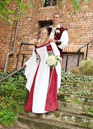 Check spelling or type a new query. Shop Bilder Von Kunden Mittelalter Brautkleider In Grun Weiss Lila Handfasting Babybauch Pferd
