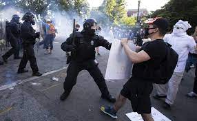 Responsibility for ordering repression of demonstrations, human rights abuses. Index Kulfold Kerekesszekes Hajlektalant Is Arcon Lottek Az Amerikai Rendorok A Tuntetesek Alatt