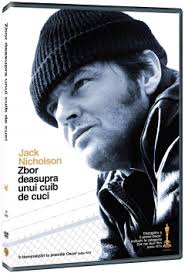 Nazik bir adam, eller için makasla, tecrit edildikten sonra yeni bir topluluğa getirilir. Edward Omul Foarfece Edward Scissorhands Tim Burton