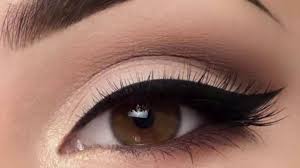 apply makeup and eyeliner in urdu