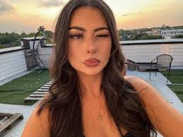 Renee Deshong's Instagram, Twitter & Facebook