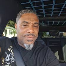 Mike Epps had a funny run-in with a fan who swears they look alike 😂🙌 The  fan was hyped about their resemblance, and Mike couldn't help but laugh it  off. The moment