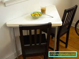 Con una forma muy tradicional y sin muchos atuendos, siempre tendrás un modelo que pega con todo y que nos da la oportunidad de tener una superficie más para colocar todo aquello que te haga falta. Mesa De Cocina Para Una Cocina Pequena Blog De Diseno