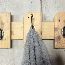 Elle est donc constituée d'une palette, de 3 boutons de meubles, d'un miroir, de 3 patères et d'une chute de bois + équerres pour faire l'étagère. Porte Serviettes Naturel Ou Porte Manteaux En Bois De Palettes Un Grand Marche