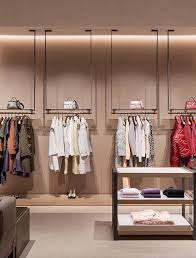 Askilik Giysi Instalike Ferforjeyatak Ferforjekoltuk Koltuk Dekor Em 2020 Loja De Roupa Decoracao De Loja Pequena Expositores De Loja