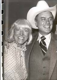 Christopher, fils adoptif de bobby et de on ex femme, pamela ewing, espère diriger l'entreprise. Larry Hagman S Daughter Reveals What It Was Like To Have J R Ewing As Her Father Daily Mail Online